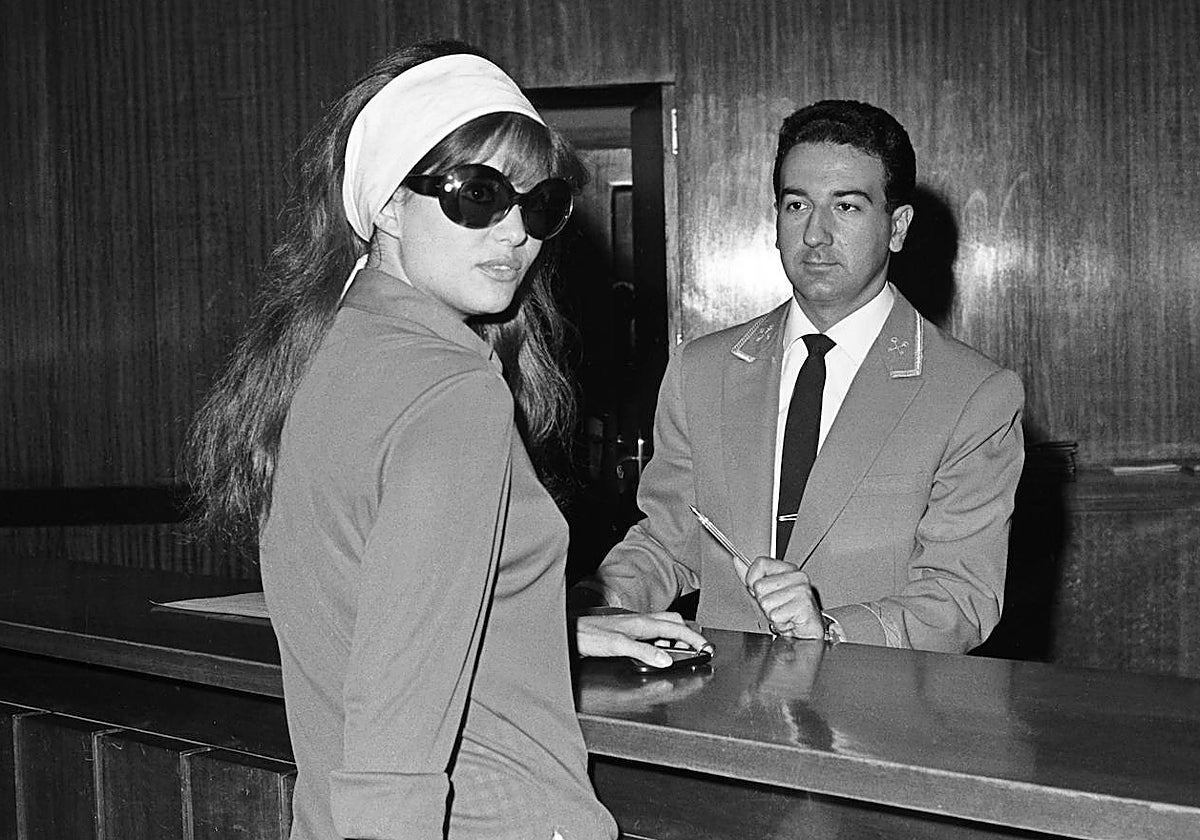 La actriz Claudia Cardinale, en la recepción del hotel Pez Espada, en 1965.