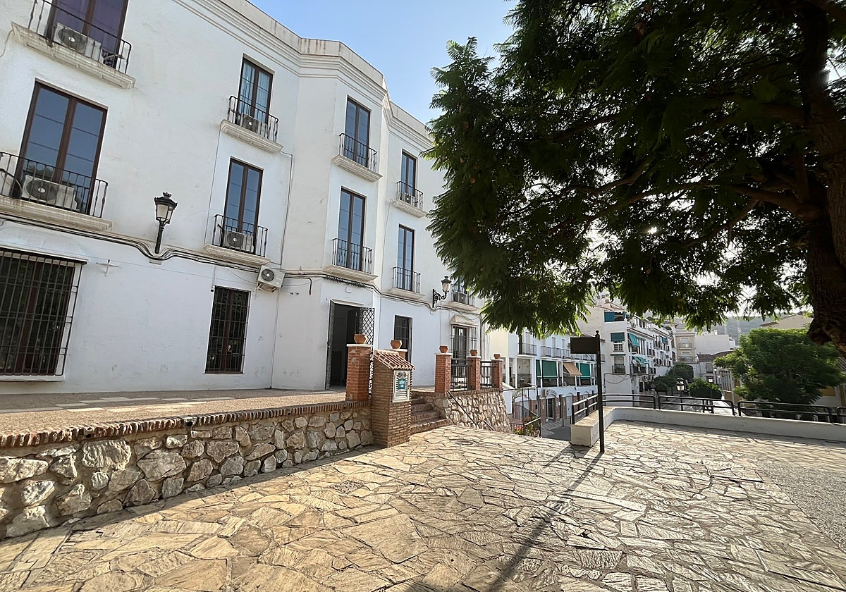 Imagen de la actual sede de los juzgados de Torrox, repletos de barreras y en un edificio muy antiguo.