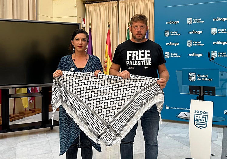Los concejales de Con Málaga Toni Morillas y Nico Sguiglia, con el pañuelo palestino, en la rueda de prensa.