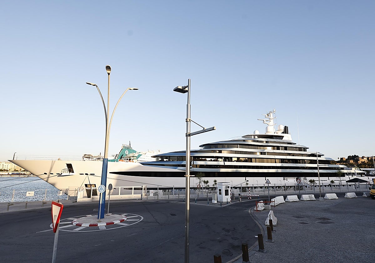 El Kaos, amarrado en la marina de megayates del puerto de Málaga.