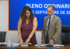 Inmaculada Chamizo promete su cargo como concejala en presencia del alcalde, Juan Antonio Lara.