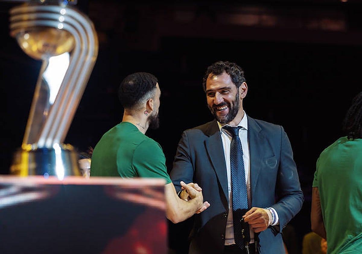 Garbajosa felicita a Chris Duarte tras la victoria del Unicaja en la final de la Copa Intercontinental.