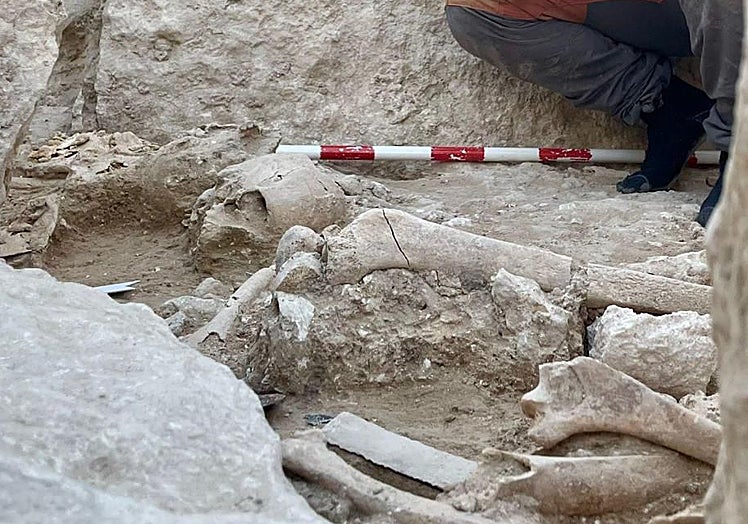 Algunos restos encontrados en el dolmen.