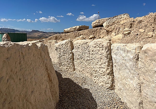 Este pasillo se va ensanchando hasta alcanzar los tres metros.