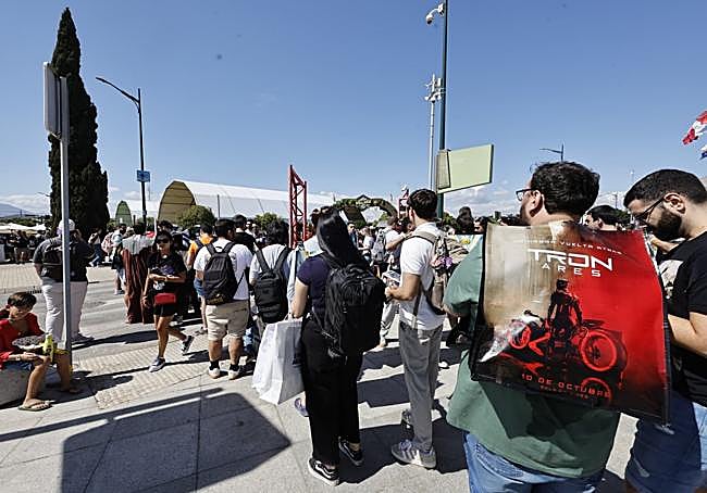 Colas para autógrafos y fotos.