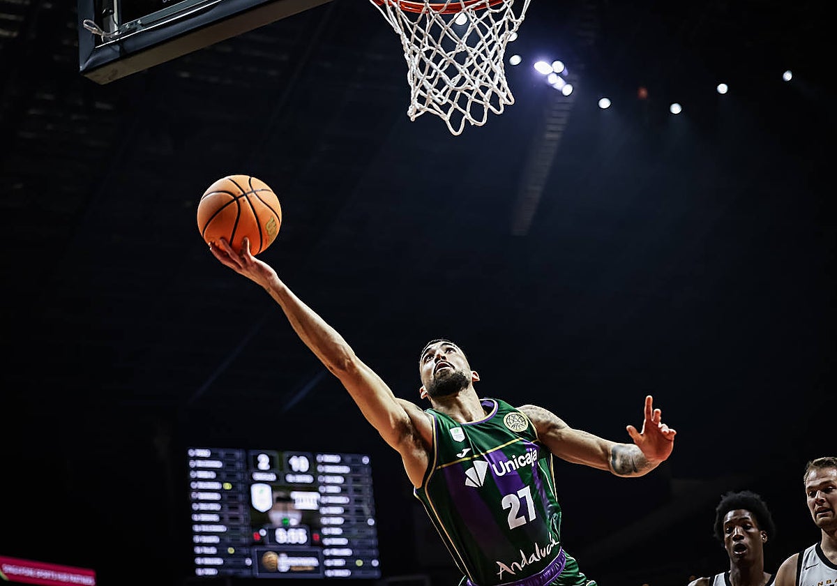 Chris Duarte busca la canasta en la final de la Copa Intercontinental.