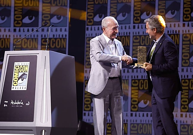 Francisco de la Torre entrega al alcalde de Lucca, Mario Pardini, el galardón del evento.