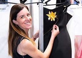 Luz Rodríguez, junto a una de sus joyas en un vestido de Isabel Sanchís, el pasado 19 de septiembre en la Mercedes Benz Fashion Week.