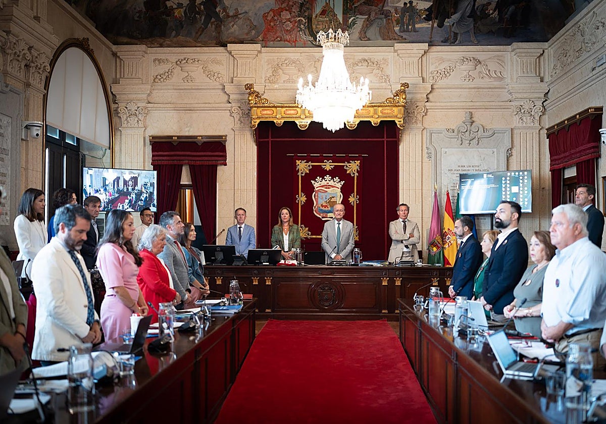 Minuto de silencio previo al pleno. Tampoco estuvo exento de polémica.