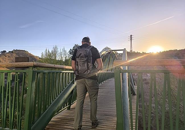 Hay que cruzar este puente para ir al otro lado del arroyo.