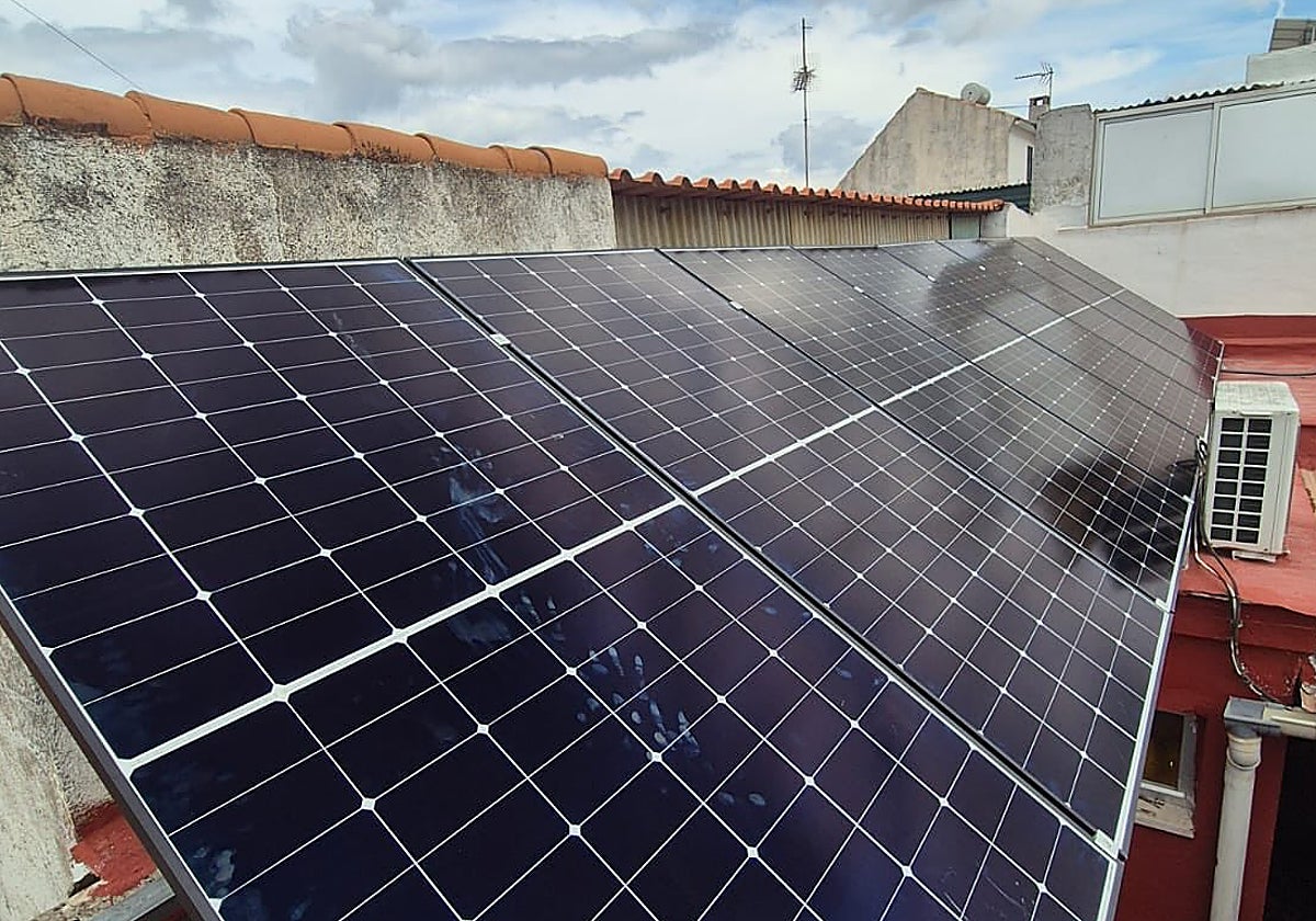 Una placa solar en una vivienda.