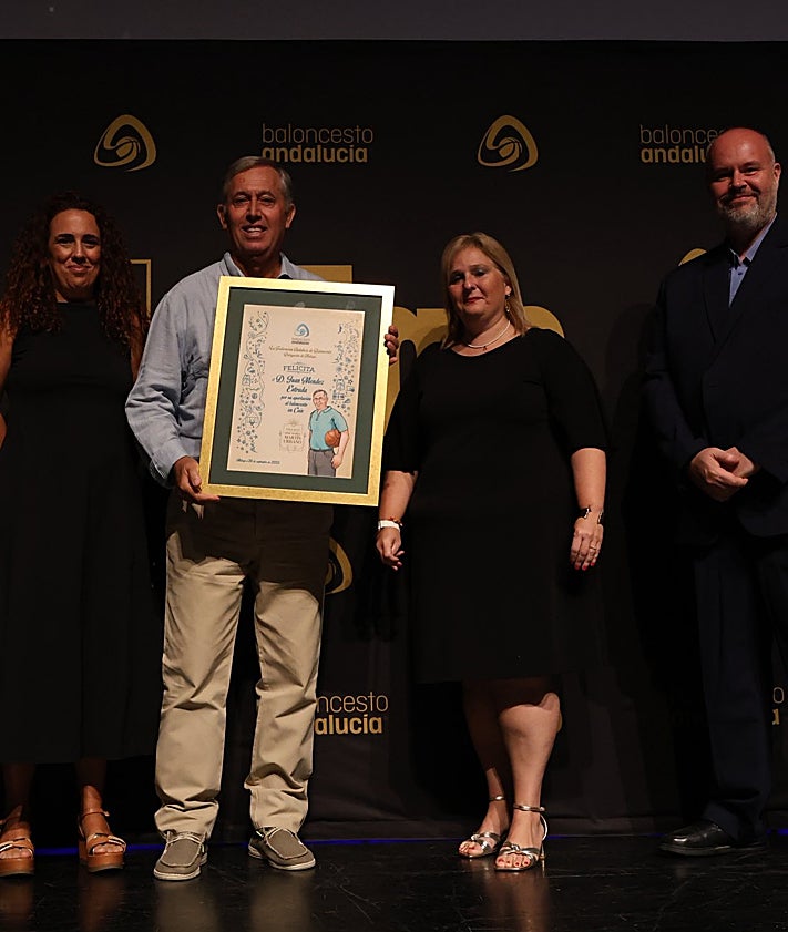 Imagen secundaria 2 - Mónica González, Enrique Aparicio y Juan Méndez.