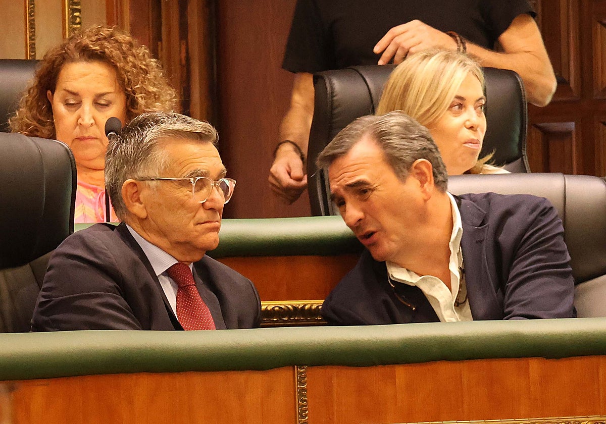 El portavoz y edil de Movilidad, Félix Romero, habla con el teniente de alcalde San Pedro, Javier García.