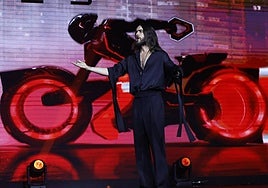 Jared Leto, ante la icónica moto de 'Tron', durante la presentación den Málaga.