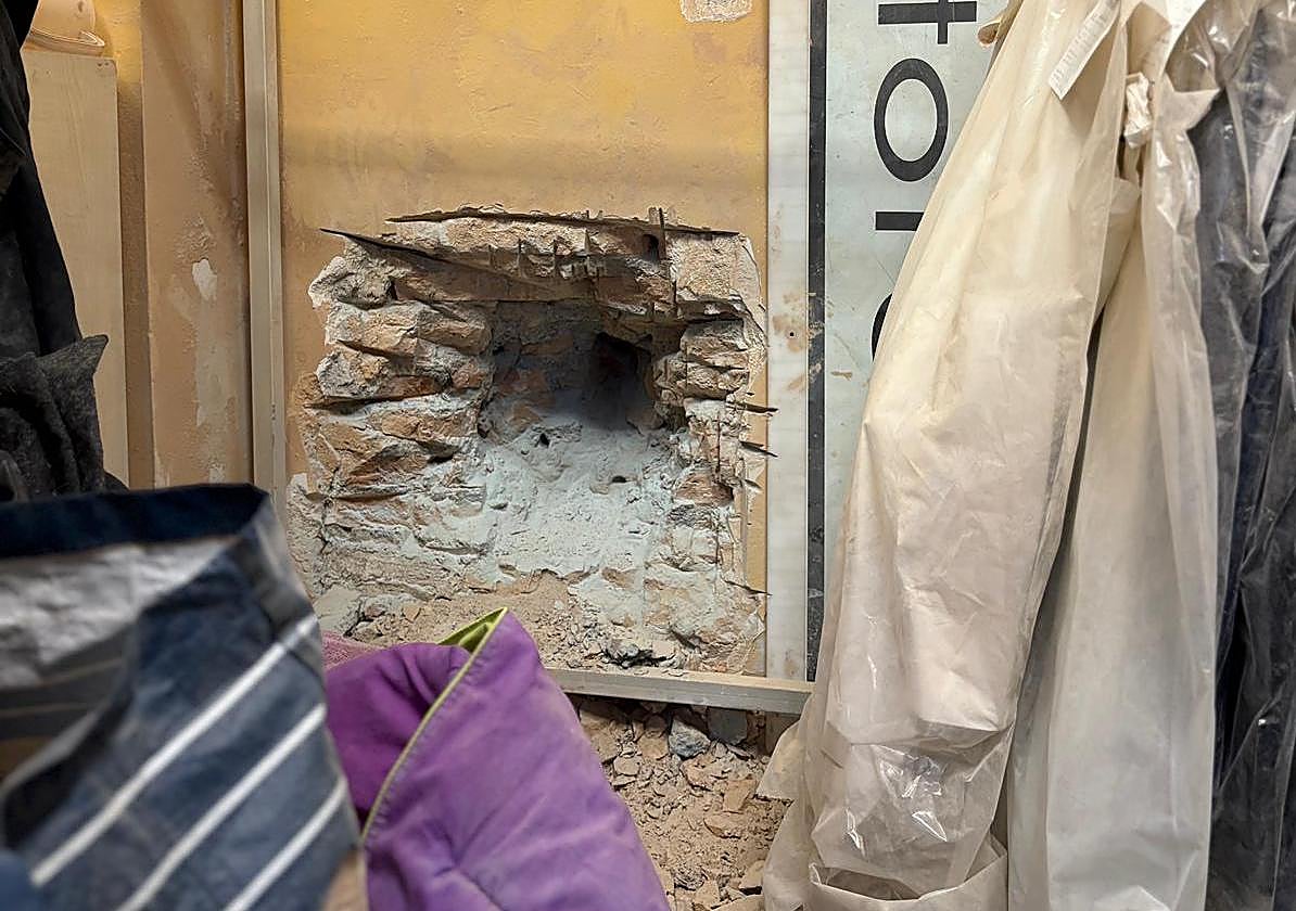 Un butrón, una tienda de antigüedades y el blindaje inesperado de un viejo banco: crónica de un robo frustrado en Málaga