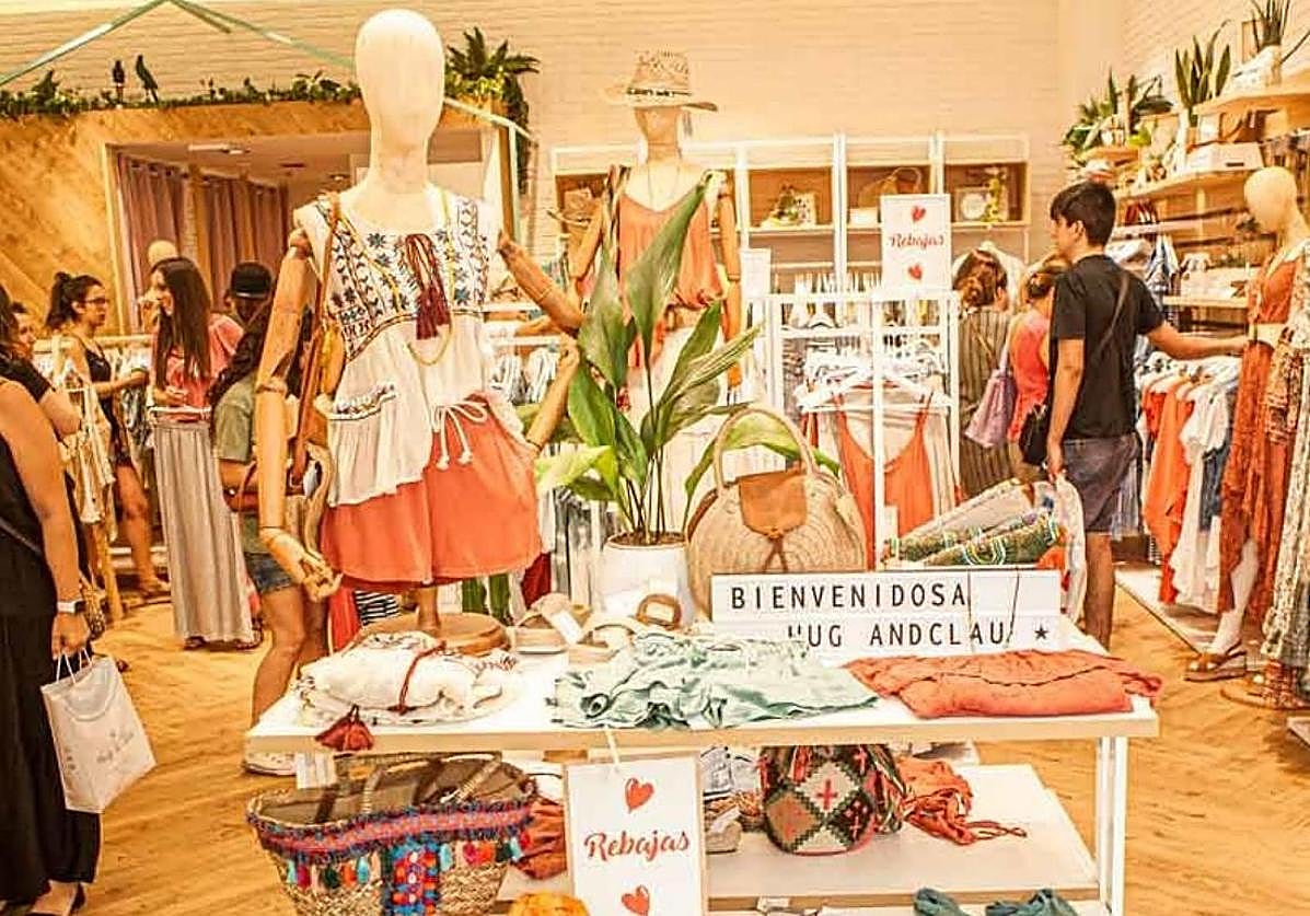 Los comercios de Málaga despiden el verano con la última apertura en domingo