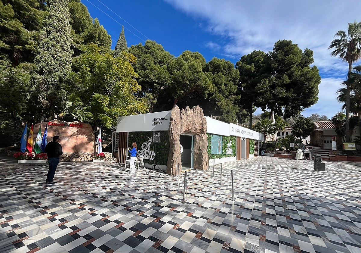 Acceso principal a la Cueva de Nerja, en la plaza de los Descubridores.