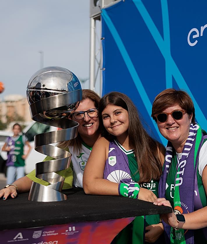 Imagen secundaria 2 - Casi lleno en el Carpena, gran ambiente y dos Premios Goya en el estreno de la temporada de baloncesto