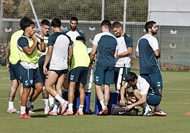 Los jugadores del Málaga se hidratan, en una pausa de un entrenamiento celebrado esta semana en la Ciudad Deportiva de Arraijanal .