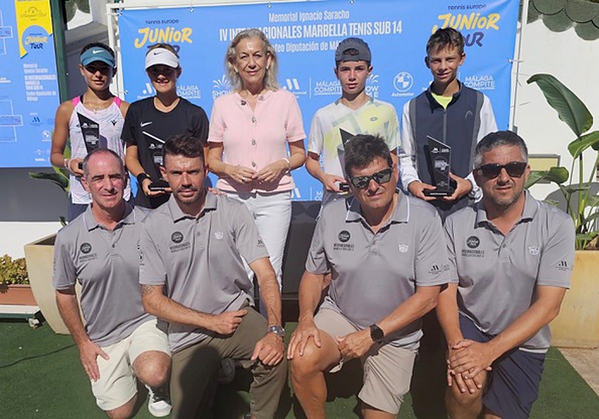 Los ganadores y finalistas del cuadro masculino y femenino, los jueces árbitro y la diputada Kika Caracuel.