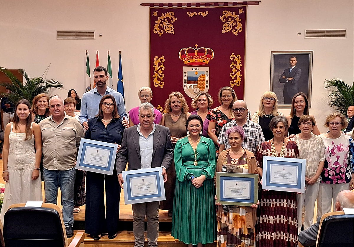 Fotos de familia de los hijos e hijas ilustres de Torremolinos, con la alcaldesa.