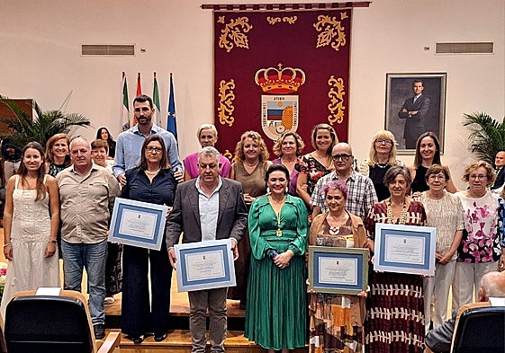 Fotos de familia de los hijos e hijas ilustres de Torremolinos, con la alcaldesa.