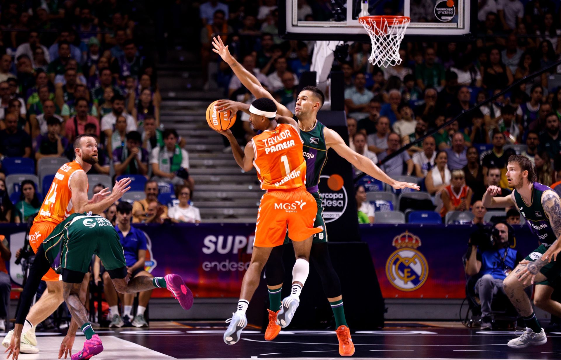 Unicaja-Valencia Basket: las mejores fotos de la semifinal de la Supercopa 2025