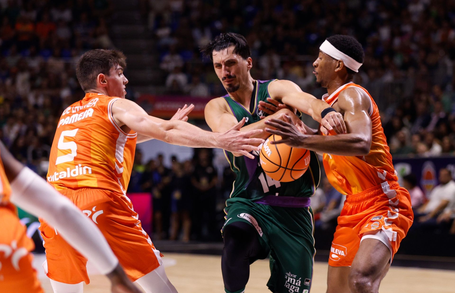 Unicaja-Valencia Basket: las mejores fotos de la semifinal de la Supercopa 2025