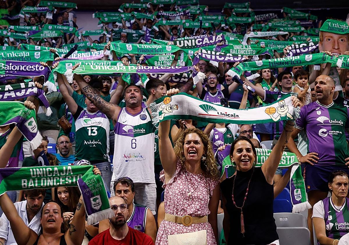 Imagen principal - Casi lleno en el Carpena, gran ambiente y dos Premios Goya en el estreno de la temporada de baloncesto