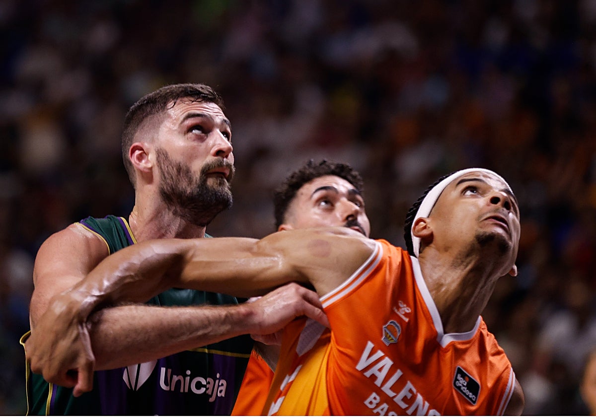 Kravish forcejea con Sako.