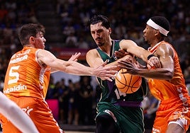 Djedovic es frenado por De Larrea y Taylor en su intento de avanzar hacia la canasta.