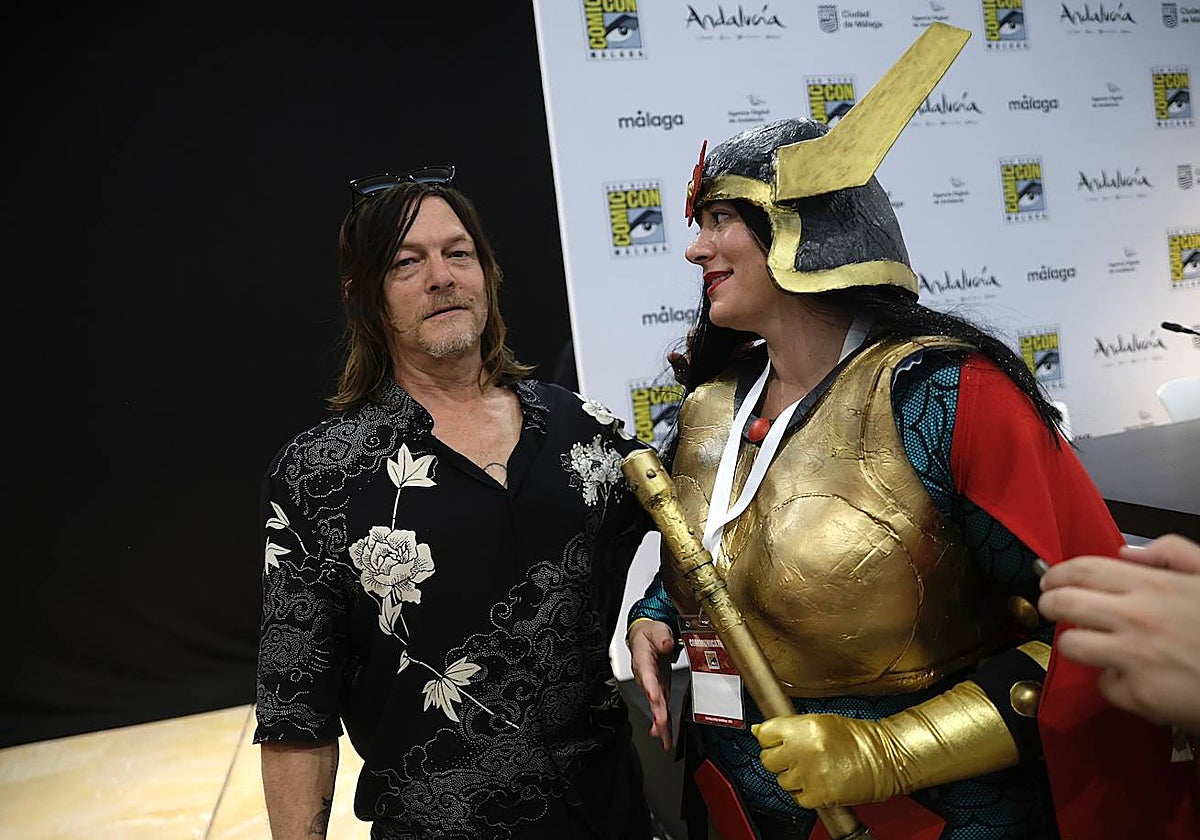Norman Reedus, con una 'cosplayer' en San Diego Comic-Con Málaga.