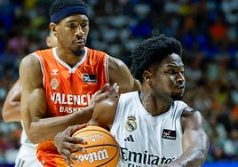 Kameron Taylor persigue a Feliz en una acción del partido.