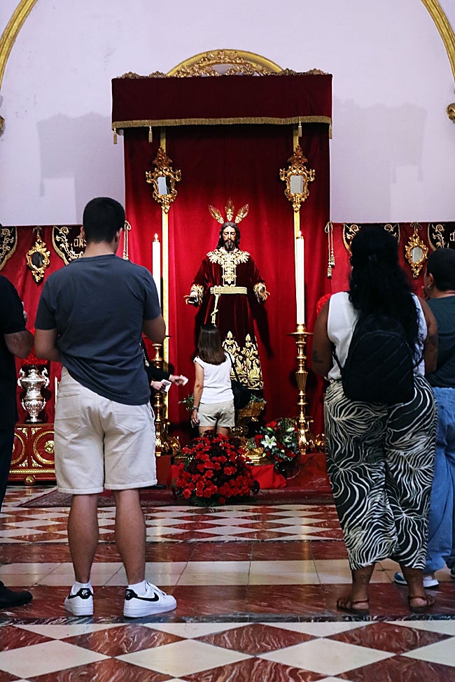 El Señor del Prendimiento, rodeado de devotos, en la parroquia de Santo Domingo.