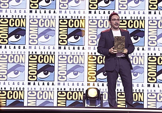 Bayona recibe el premio 'Epic Vision' en la Comic-Con: «Es súper especial porque viene de los fans»