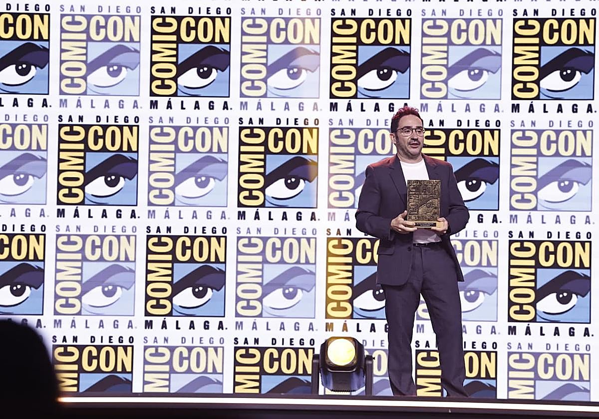 Bayona recibe el premio 'Epic Vision' en la Comic-Con: «Es súper especial porque viene de los fans»