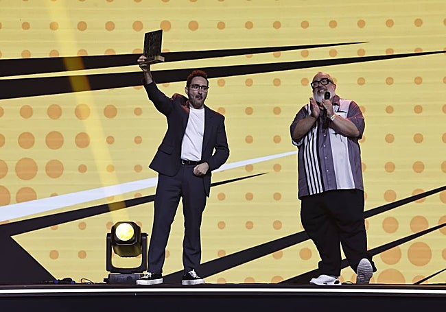 El director J.A. Bayona enseña el galardón que le entregó Álex de la Iglesia.