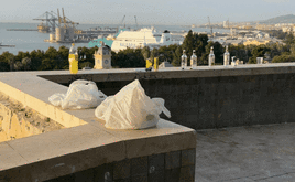 Vista del pasado viernes por la mañana, con bolsas y botellas abandonados.