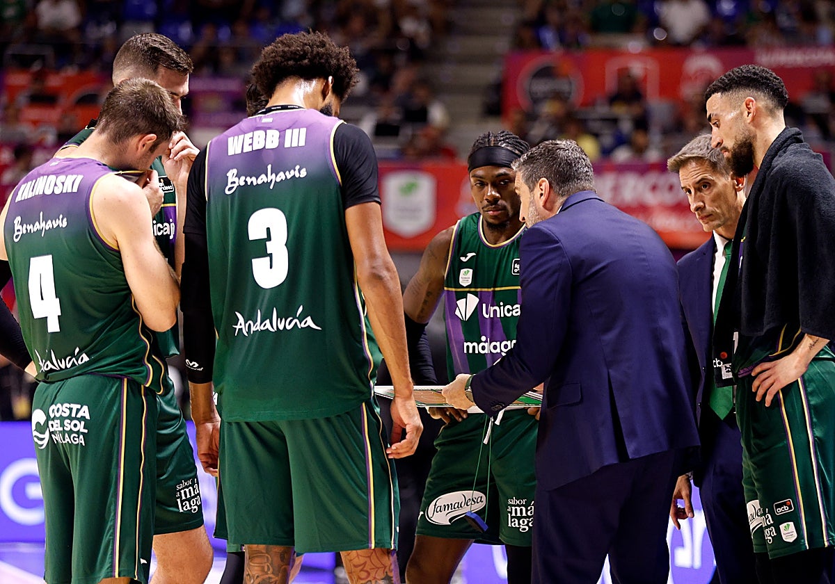Ibon Navarro da instrucciones a sus jugadores en un tiempo muerto de la semifinal de la Supercopa.