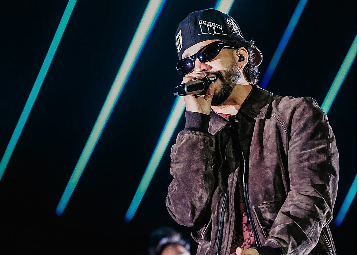 Imagen secundaria 1 - Más imágenes del concierto de Mora, en Marenostrum. 