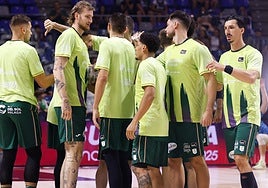 Los jugadores del Unicaja, antes del partido contra el Valencia.