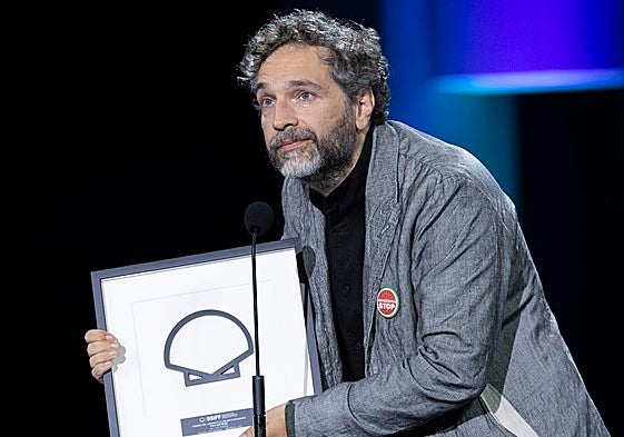Pau Esteve, con el premio del Festival de San Sebastián a la mejor fotografía.