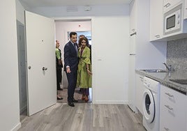 Moreno y Montero visitan una de las viviendas.