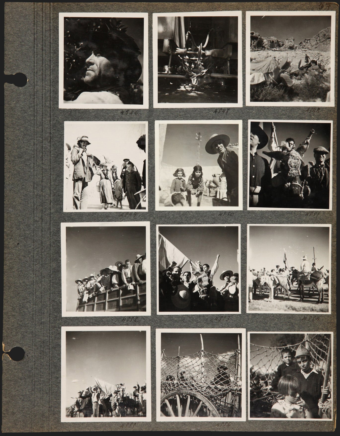 Imagen - Las hojas 56 y 57 del álbum también incluyen probablemente fotos de huidos de Málaga u otra zona andaluza, con los primeros planos de los que huyen, acentuando la carga dramática de las imágenes.