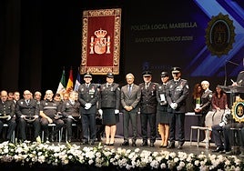 La Policía Local marbellí celebró sus Santos Patronos en un acto en el que se entregaron distinciones a miembros del Cuerpo por su permanencia y méritos profesionales.