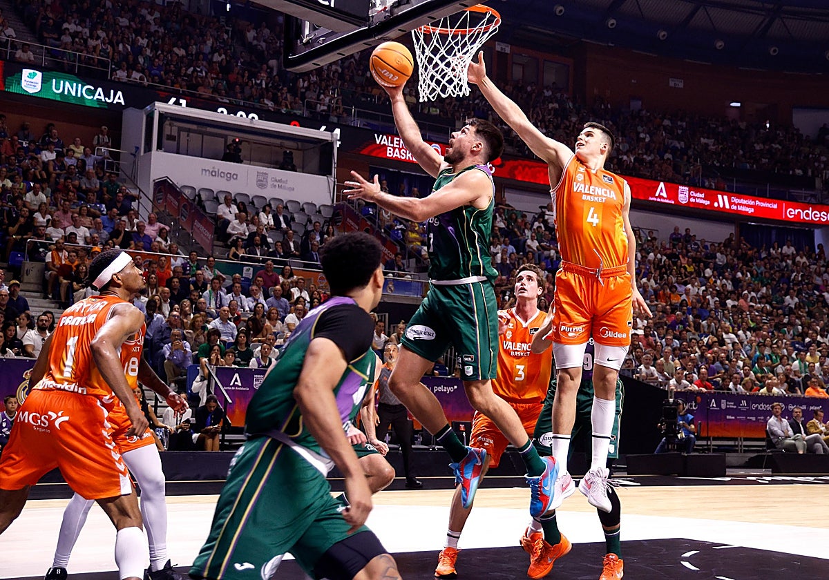 Barreiro intenta la canasta en la semifinal de la Supercopa en el Carpena.