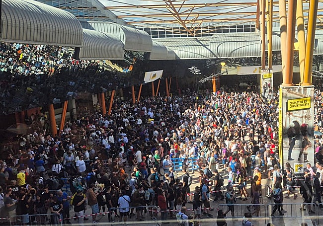 Aglomeración de personas para acceder a la zona expositiva central del San Diego Comic-Con.