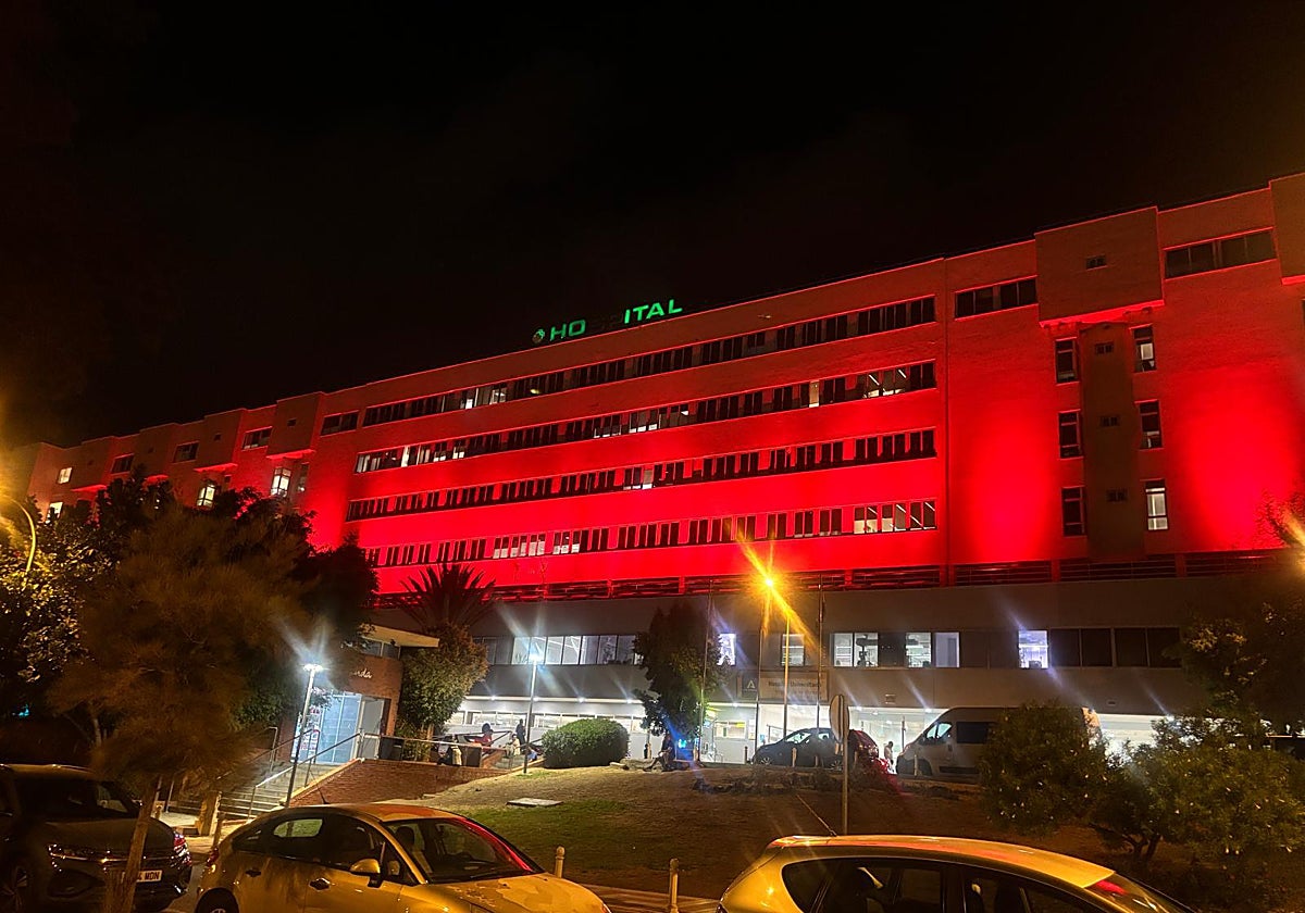 Imagen del Clínico iluminado de rojo en la noche del domingo al lunes, 29 de septiembre.