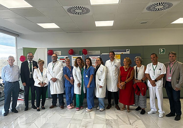 El Clínico ha desarrollado este lunes distintas actividades por el Día Mundial del Corazón. En la imagen, cardiólogos, enfermos, voluntarios, enfermeras y el delegado territorial de Salud y Consumo en Málaga, Carlos Bautista (segundo por la izquierda).