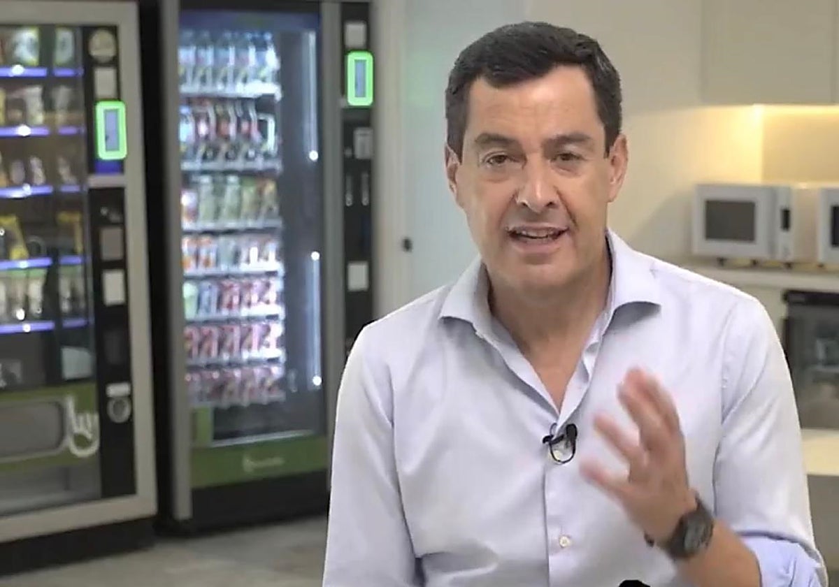 Juanma Moreno, en el vídeo con el que comunicó la rebaja fiscal.